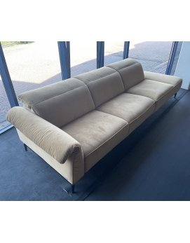 Sofa z elektryczną funkcją relaksu Leggiardo miodowa tkanina Natuzzi Editions